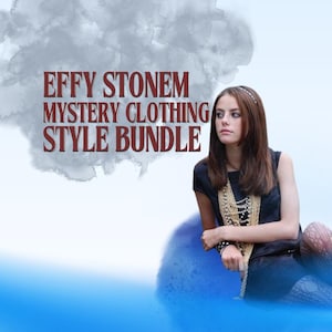 Pu&ograve; includere: Immagine con il testo "EFFY STONEM MYSTERY CLOTHING STYLE BUNDLE" in bordeaux su sfondo acquerello. Una persona indossa un abito nero e una collana d'oro. L'immagine suggerisce un prodotto di moda o un pacchetto di stile.