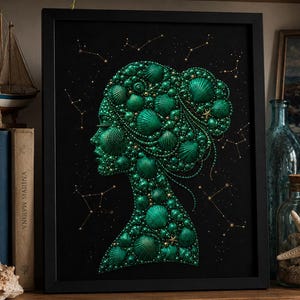 Può includere: Un'opera d'arte da parete incorniciata che presenta la silhouette di profilo di una testa creata con varie conchiglie verdi e piccole perline su sfondo nero, accentuata da sottili linee dorate che formano costellazioni stellari.