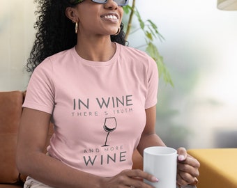 In Wine c'è verità e altro ancora, maglietta da vino, camicia con bicchiere di vino, camicia da vino, regalo per gli amanti del vino, camicia da bere vino, citazioni divertenti sul vino