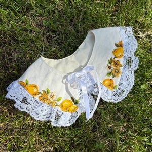 Colletto con papillon staccabile in pizzo all'uncinetto, fatto a mano, ispirato allo stile vintage francese.