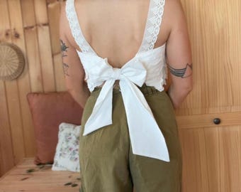Upgecyceltes Leinen-Servietten-Crop-Top: Handgefertigtes Spitzen-Cami, sommerliches Cottagecore-Blumen-Tanktop