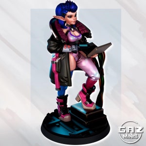 Puede incluir: Una figura de elfo con el pelo azul que lleva un atuendo rosa y negro y una chaqueta negra. Está sosteniendo una tableta y tiene un arma futurista en el brazo. La figura está de pie sobre una plataforma con una base negra y un diseño azul y negro.