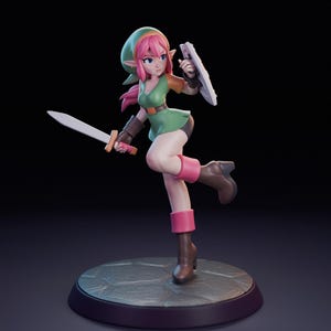 Op de afbeelding: Figuur van een personage in een groene tuniek, roze haar en een groene muts, met een zwaard en schild. De figuur staat op een ronde basis met een donkere achtergrond. De tekst "lavender + devilry" staat in de rechterbovenhoek.