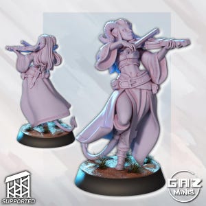 Puede incluir: Una miniatura impresa en 3D de una figura femenina con cuernos y cola, tocando el violín. La figura lleva una larga túnica fluida y un cinturón alrededor de la cintura. La miniatura está pintada de color rosa claro y está de pie sobre una base redonda.