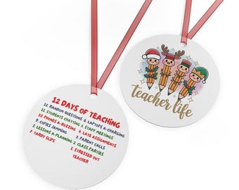 Puede incluir: Dos adornos navideños redondos y blancos con cintas rojas. Un adorno tiene el texto "12 Days of Teaching" con una lista de desafíos relacionados con los profesores. El otro adorno dice "teacher life" con lápices de dibujos animados con sombreros festivos.