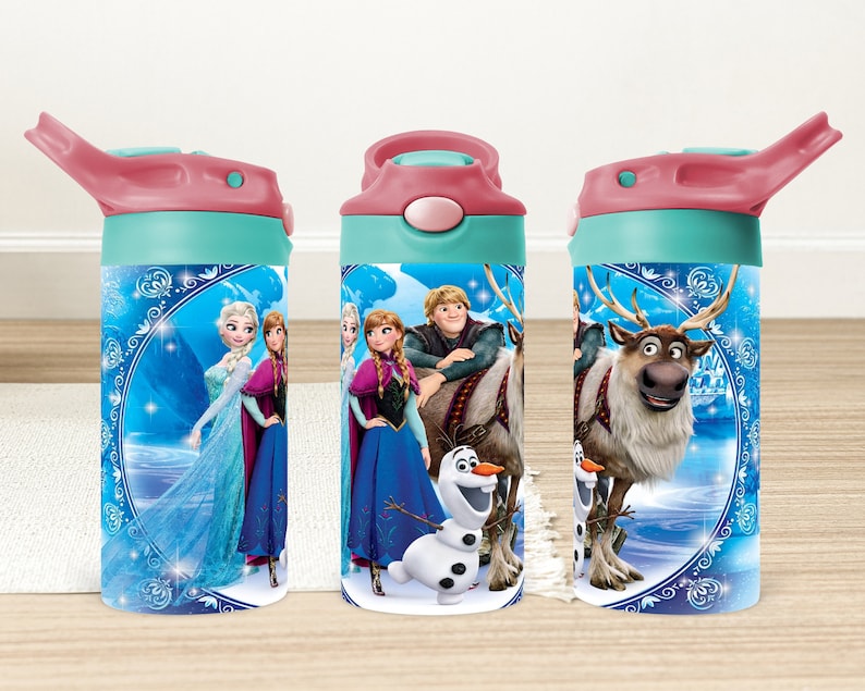 Puede incluir: Tres botellas de agua turquesa con tapas rosas y una pajita. Cada botella presenta un personaje diferente de Frozen: Elsa y Anna, Anna y Kristoff y Sven el reno.