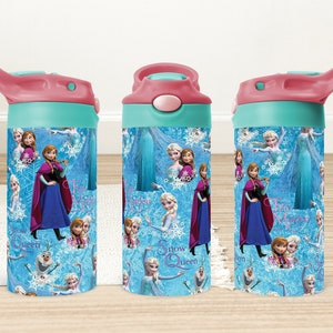 Puede incluir: Tres botellas de agua azules y rosas con tem&aacute;tica de Frozen. Las botellas presentan im&aacute;genes de Elsa, Anna y Olaf. El texto "Snow Queen" est&aacute; impreso en las botellas.