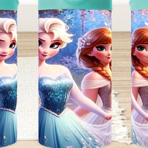 K&ouml;nnte beinhalten: Drei verschiedene Designs von isolierten Bechern mit Bildern der Disney-Charaktere Elsa und Anna aus dem Film Frozen. Die Becher sind alle t&uuml;rkisblau mit wei&szlig;em Hintergrund und zeigen die Charaktere in ihren charakteristischen Kleidern.