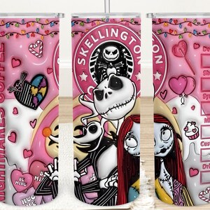 Op de afbeelding: Een roze en witte tumbler met een afbeelding van Jack Skellington en Sally uit de film The Nightmare Before Christmas. De tumbler heeft een roze en witte swirl-ontwerp met harten en de tekst "Nightmares Coffee" en "Skellington".