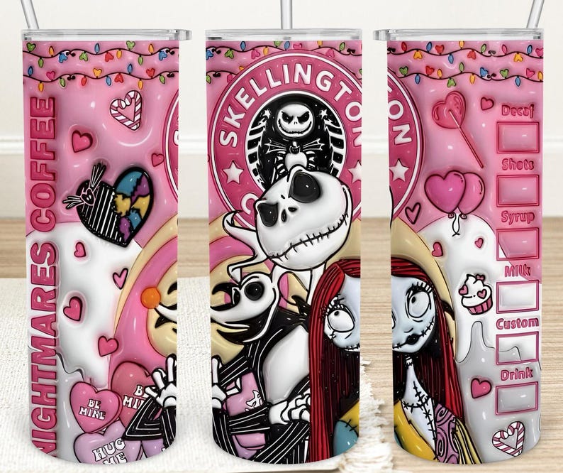 Op de afbeelding: Een roze en witte tumbler met een afbeelding van Jack Skellington en Sally uit de film The Nightmare Before Christmas. De tumbler heeft een roze en witte swirl-ontwerp met harten en de tekst "Nightmares Coffee" en "Skellington".
