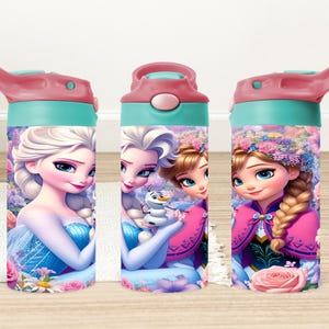 Może przedstawiać: Trzy turkusowe i r&oacute;żowe butelki z wodą z motywem Krainy Lodu. Butelki przedstawiają obrazy Elsy i Anny z filmu Disneya Kraina Lodu. Butelki mają klapkę z rurką.