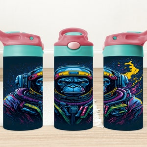Vaso de 12 oz con diseño de mono astronauta, vaso con tapa abatible para niños de dibujos animados de 12 oz, botella de agua de dibujos animados, vaso de dibujos animados de los 90 en formato PNG, descarga digital