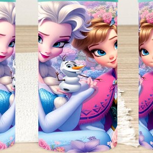 Może przedstawiać: Zestaw trzech termoizolacyjnych kubk&oacute;w z kolorową ilustracją postaci z filmu Kraina Lodu. Kubki przedstawiają Elsę, Annę i Olafa w zimowej scenerii.