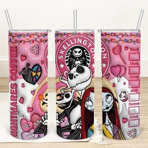 Op de afbeelding: Een roze en witte tumbler met een Nightmare Before Christmas-thema. De tumbler toont Jack Skellington en Sally uit de film. De tekst "NIGHTMARES COFFEE" staat aan de linkerkant van de tumbler. De rechterkant van de tumbler heeft een lijst met drankopties, waaronder "Deez", "Shots", "Syrup", "Milk", "Custom" en "Drink".
