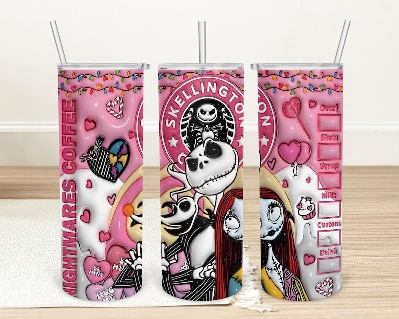 Op de afbeelding: Een roze en witte tumbler met een Nightmare Before Christmas-thema. De tumbler toont Jack Skellington en Sally uit de film. De tekst "NIGHTMARES COFFEE" staat aan de linkerkant van de tumbler. De rechterkant van de tumbler heeft een lijst met drankopties, waaronder "Deez", "Shots", "Syrup", "Milk", "Custom" en "Drink".