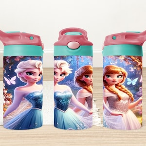 K&ouml;nnte beinhalten: Drei t&uuml;rkisfarbene Wasserflaschen mit rosa Deckeln und einem Strohhalm-Auslauf. Jede Flasche zeigt ein anderes Bild der Frozen-Charaktere Elsa, Anna und Olaf in einer Winterlandschaft.