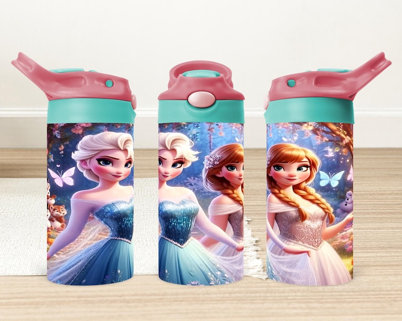 K&ouml;nnte beinhalten: Drei t&uuml;rkisfarbene Wasserflaschen mit rosa Deckeln und einem Strohhalm-Auslauf. Jede Flasche zeigt ein anderes Bild der Frozen-Charaktere Elsa, Anna und Olaf in einer Winterlandschaft.