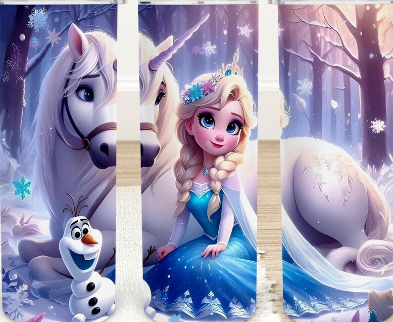 Puede incluir: Un vaso con una escena invernal con Elsa de Frozen, un unicornio blanco y Olaf el mu&ntilde;eco de nieve. El dise&ntilde;o incluye copos de nieve y un fondo de bosque nevado, con una combinaci&oacute;n de colores azul y morado.