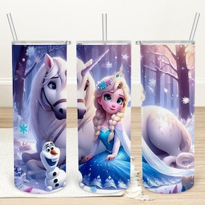 Puede incluir: Tres vasos aislados de acero inoxidable con ilustraciones de personajes de la pel&iacute;cula animada Frozen. Los vasos presentan a Elsa, Olaf, un caballo blanco y un unicornio en una escena de bosque invernal. Cada vaso tiene una tapa plateada y una pajita.