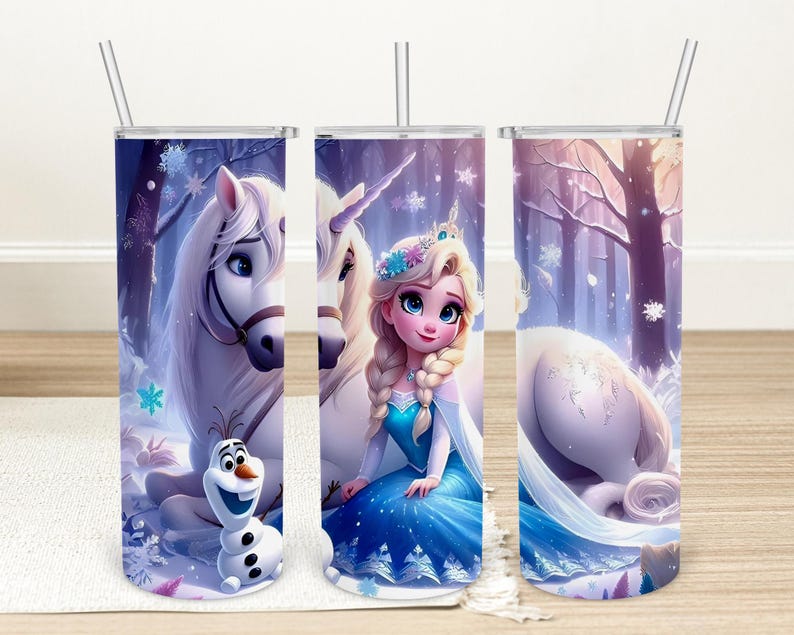 Puede incluir: Tres vasos aislados de acero inoxidable con ilustraciones de personajes de la pel&iacute;cula animada Frozen. Los vasos presentan a Elsa, Olaf, un caballo blanco y un unicornio en una escena de bosque invernal. Cada vaso tiene una tapa plateada y una pajita.