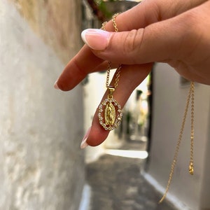 Collar con colgante de la Virgen María en oro Oro de 18 quilates • Sin deslustre • Regalo de Navidad para ella • Joyería regalada • Regalo de bautizo • Regalo religioso