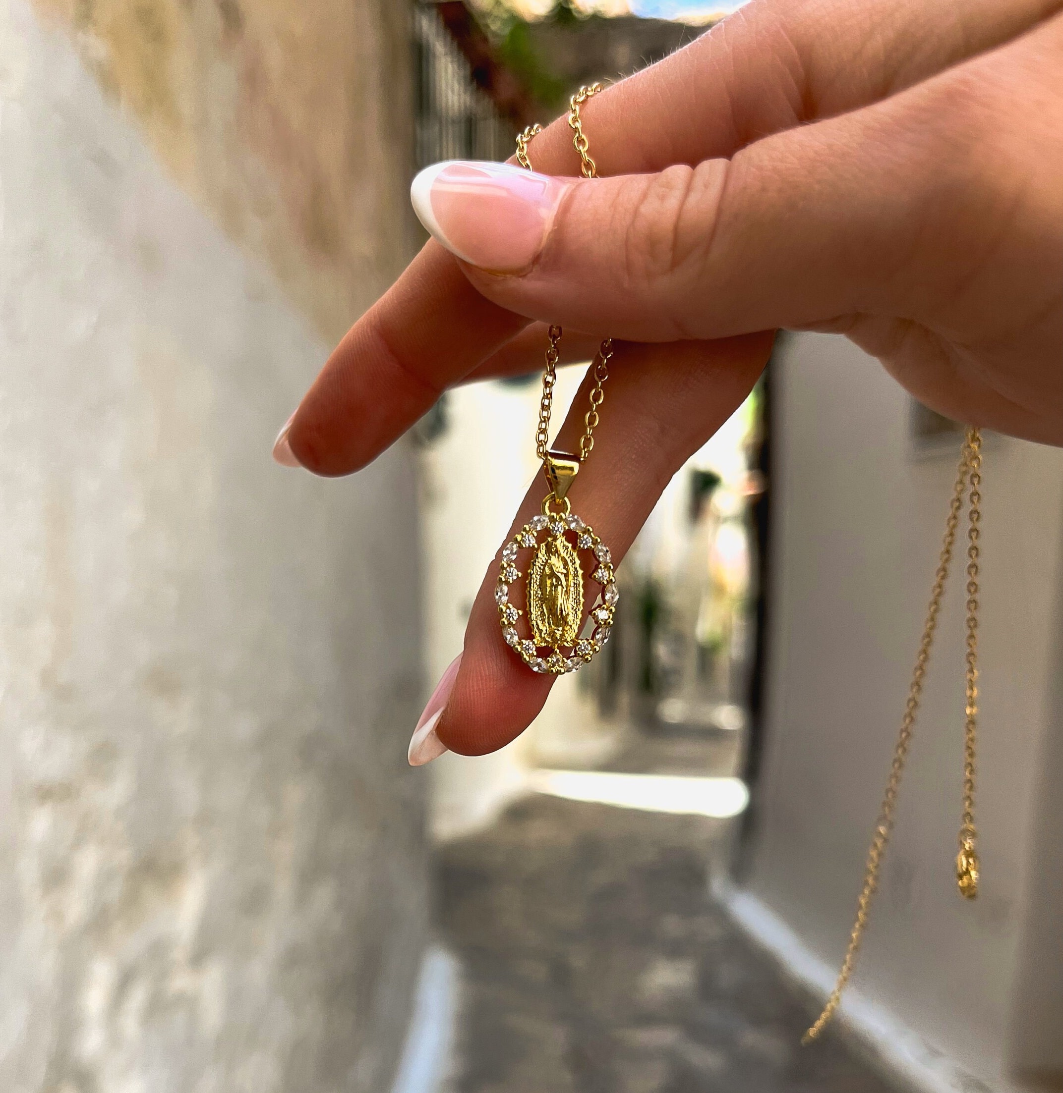 Goldene Halskette mit Anhänger Jungfrau Maria, 18 Karat Gold • Anlauffrei • Weihnachtsgeschenk für Sie • Geschenkschmuck • Taufgeschenk • Religiöses Geschenk