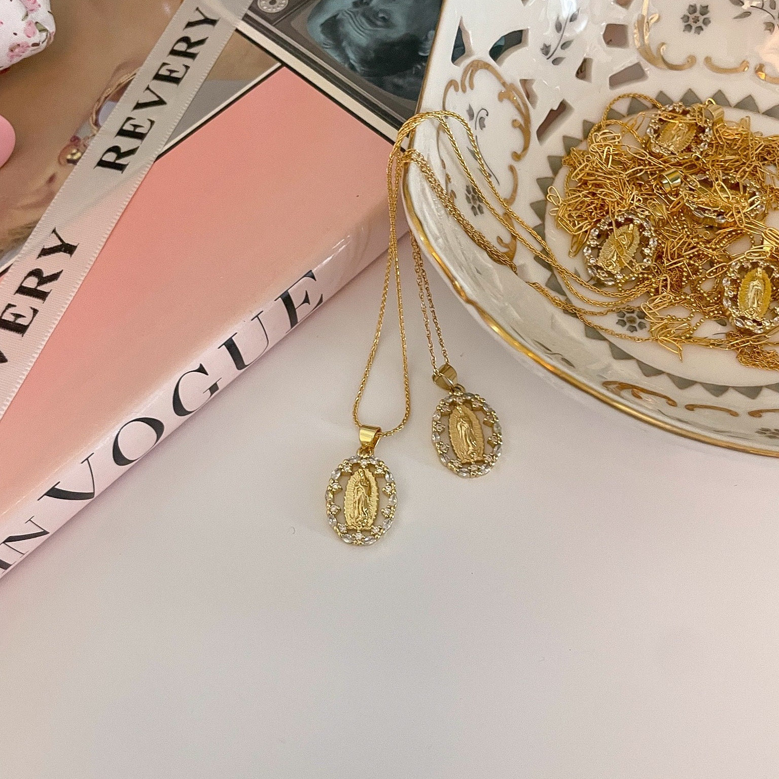 Goldene Halskette mit Anhänger Jungfrau Maria, 18 Karat Gold • Anlauffrei • Weihnachtsgeschenk für Sie • Geschenkschmuck • Taufgeschenk • Religiöses Geschenk