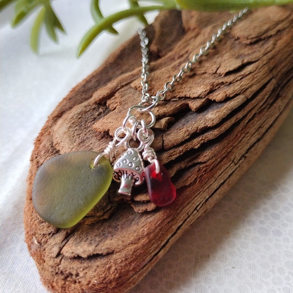 Collana in vetro verde e mare rosso della foresta di Cottage Core, gioielli con ciondolo a forma di fungo Boho, pendente a tema fungo velenoso minimalista naturale