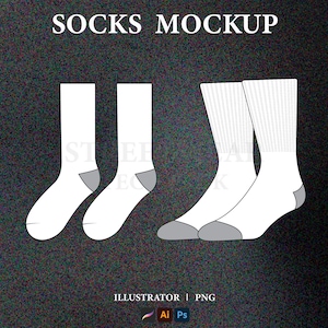 Puede incluir: Una maqueta de tres calcetines blancos. Los calcetines se muestran en una disposición plana, con dos calcetines tendidos y un calcetín doblado por la mitad. Los calcetines son todos blancos con un talón y una puntera grises.