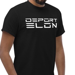 Könnte beinhalten: Ein schwarzes T-Shirt mit kurzen Ärmeln und einem weißen Aufdruck mit der Aufschrift "DEPORT ELON" in einer stilisierten Schrift.