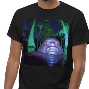 Rolig Gumbo Slice-t-shirt | Fet svart man i träskmeme | Viral humorgrafik-t-shirt | Unik internetkultur-tröja