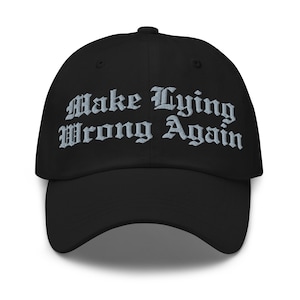 Może przedstawiać: Czarna czapka z daszkiem z haftem "Make Lying Wrong Again" w kolorze srebrnym z przodu.
