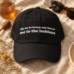 Gorra "Sumérgeme en miel y lánzame a las lesbianas" - Gorra bordada para papá - Divertido regalo lésbico WLW - Gorra del orgullo sáfico - Regalo queer retro