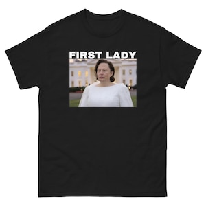 First Lady Elon T-Shirt - Lustiges Polit Parodie T-Shirt, Elon Musk Meme Shirt, Satire Grafik Shirt, trendiges Unisex Rundhals T-Shirt