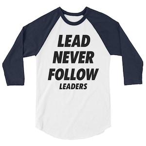 Lead Aldrig Follow Leaders-skjortan – Djärv streetwear-tröja med raglanärmar, basebolltröja med grafisk ärm, unisex statement-tröja