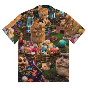 Op de afbeelding: Een overhemd met korte mouwen en een speels ontwerp van hamsters die minigolf spelen. Het shirt heeft een collage van afbeeldingen met hamsters met zonnebrillen en gouden kettingen, en golfballen in verschillende kleuren.