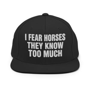 Può includere: Cappellino da baseball nero con la scritta bianca "I FEAR HORSES THEY KNOW TOO MUCH". Il cappellino ha una visiera piatta e una vestibilità strutturata, adatta all'abbigliamento casual.