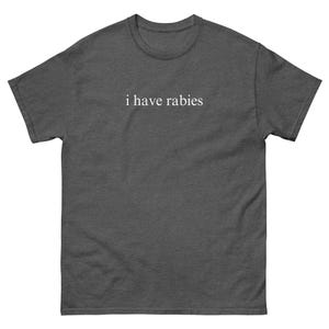 Könnte beinhalten: Dunkelgraues T-Shirt mit dem Aufdruck "i have rabies" in Weiß.