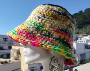 cappello fatto ad uncinetto