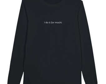 Könnte beinhalten: Schwarzes Langarmshirt mit dem weißen Text "I do it for mochi". Das Shirt hat einen Rundhalsausschnitt und ein minimalistisches Design. Die Ärmel sind lang und der Stoff scheint weich zu sein.