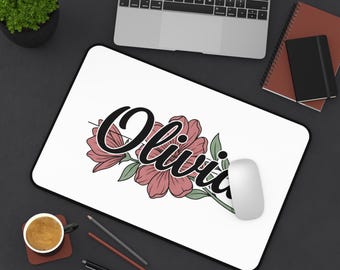Alfombrilla de escritorio/alfombrilla de ratón personalizada con el nombre Olivia y diseño floral en letra cursiva.