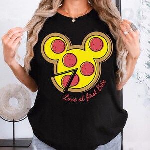 Camiseta Disney Pizza Mickey Mouse Love At First Bite, camiseta Disney, color cómodo, camiseta a juego familiar de Disneyland, camiseta de regalo del parque temático Epcot