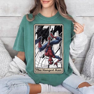 Marvel Spider Man Tarot Karte Das Gehängte Shirt, Marvel Shirt, Komfort Farbe, Disney Familie Passendes Shirt, Epcot Freizeitpark Geschenk Shirt