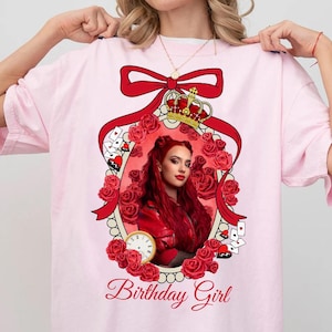 Disney Nachkommen 4 Der Aufstieg der roten Rose Spiegel Geburtstagskind T-Shirt, Komfort Farbe, Disney Familie Passendes Shirt, Epcot Freizeitpark Geschenk Shirt
