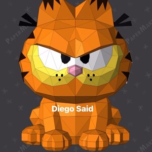 K&ouml;nnte beinhalten: Eine geometrische orangefarbene Garfield-Papierfigur mit einem strengen Gesichtsausdruck. Die Figur hat schwarze Akzente und eine rosa Nase. Der Text "Diego Said" ist auf dem K&ouml;rper der Figur zu sehen. Der Hintergrund ist dunkelgrau mit einem sich wiederholenden Muster.
