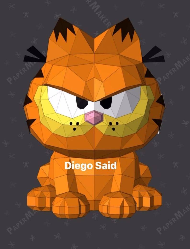 K&ouml;nnte beinhalten: Eine geometrische orangefarbene Garfield-Papierfigur mit einem strengen Gesichtsausdruck. Die Figur hat schwarze Akzente und eine rosa Nase. Der Text "Diego Said" ist auf dem K&ouml;rper der Figur zu sehen. Der Hintergrund ist dunkelgrau mit einem sich wiederholenden Muster.