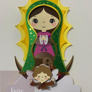 Puede incluir: Una obra de arte en papel en capas que representa a una Virgen María de estilo caricatura con un halo y un ángel sobre una nube. La obra de arte utiliza una paleta de colores verde, amarillo, rosa, marrón y blanco. El texto "Knife Blade Craft" es visible.