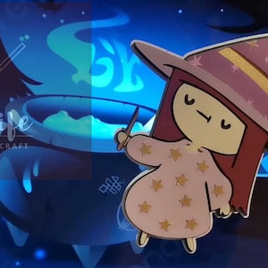Puede incluir: Una bruja rosa y dorada con un vestido y un sombrero con estampado de estrellas, sosteniendo una varita mágica. La bruja está sobre un fondo azul con un caldero y árboles.