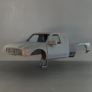 Könnte beinhalten: Rustikales Holzschild mit dem weißen Schriftzug "Welcome to our home". Das Schild hat eine verwitterte Oberfläche und ein schlichtes, einladendes Design, perfekt für Veranda oder Eingangsbereich.