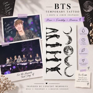 Op de afbeelding: Een vel met tijdelijke tatoeages met zwarte inktontwerpen van het woord ARMY, gevormd door silhouetten en verschillende maanfasen. Het vel bevat tekstlabels zoals BTS, J-HOPE & JIMIN INSPIRED, en iconen die waterbestendigheid, een duur van 2-5 dagen, huidvriendelijkheid en een afmeting van 3x5 cm aangeven.
